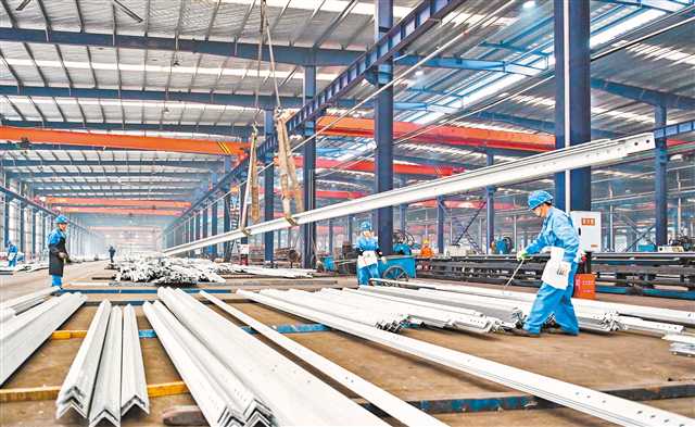 江津 鋼結(jié)構(gòu)制造企業(yè)訂單飽和，生產(chǎn)車間一片繁忙景象